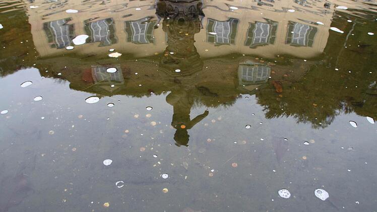 Ab und an werfen Touristen Münzen in den Springbrunnen vor dem Fürstenhof. Diese Cent-Beträge sind für klamme Kassen freilich ein Tropfen auf den heißen Stein...Foto:Ulrike Müller