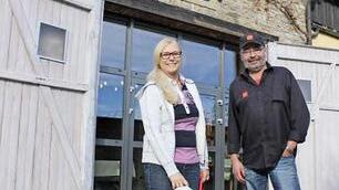Noch fehlt das Schild über der neuen Glasfassade, doch das Gröbste ist geschafft. Jetzt freuen sich Ingrid Henning-Luckert und ihr Mann Winfried riesig auf die Einweihung ihres Weinbistros und der Vinothek. Foto: Nina Grötsch