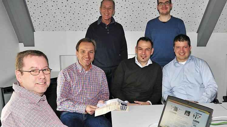 Für die Bürger der Verwaltungsgemeinschaft Theres wurde ein Online-Bürgerserviceportal eingeführt, das auf der Homepage der VG zu finden sein wird. Unser Bild zeigt (vorne links) den EDV-Beauftragten Ludwig Hahn, die Bürgermeister Matthias Schneider, Holger Baunacher und Peter Kraus sowie (stehend von links) den Geschäftsstellenleiter Winfried Stark und EDV-Mitarbeiter Sascha Müller.  Foto: Ulrike Langer