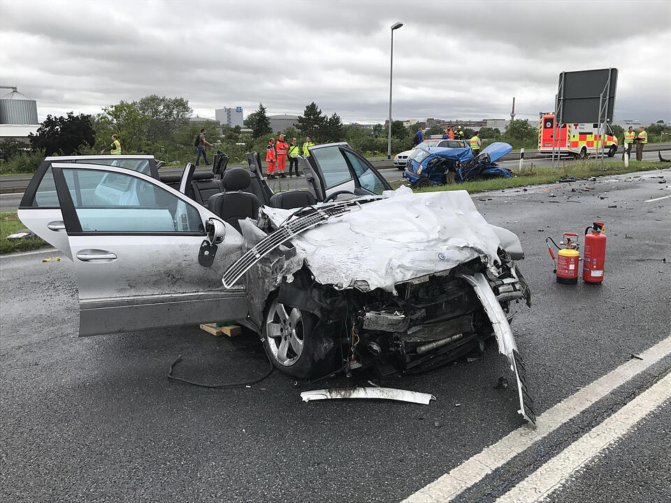 Traurige Bilanz eines Verkehrsunfalls: Eine Tote und drei Schwerverletzte - Mercedes rammt Corsa von der Straße – Unfallhergang noch absolut unklar