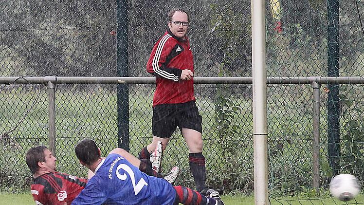 Links am Boden erzielt der Unteroberndorfer Johannes Dorsch das 0:4; Andreas Först (Nr. 2) kommt einen Schritt zu spät.