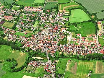 Der in Pautzfeld lebende Autor, Professor Clemens Renker, sieht in den Dörfern - hier Hallerndorf - ein riesiges Potenzial, das es zu nutzen gelte.  Foto: Sparkasse Forchheim