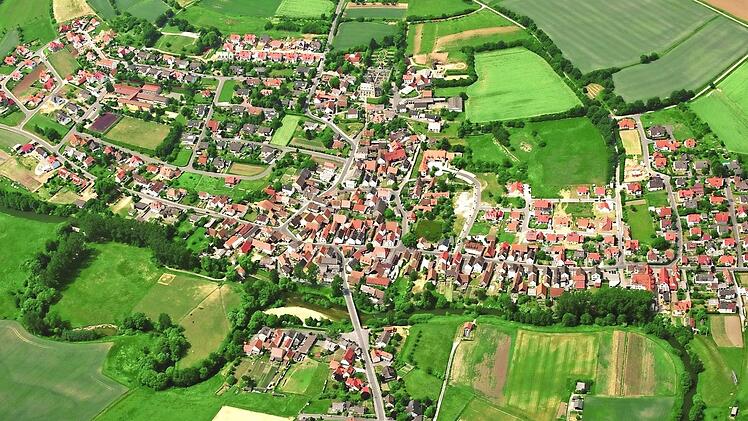 Der in Pautzfeld lebende Autor, Professor Clemens Renker, sieht in den Dörfern - hier Hallerndorf - ein riesiges Potenzial, das es zu nutzen gelte.  Foto: Sparkasse Forchheim