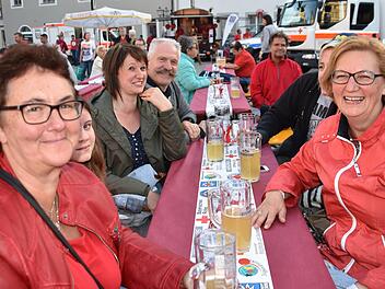 Iris Walter-Teller (vorne links) und Ilse Täuber (rechts) unterstützen das BRK seit gut 30 Jahren durch ihre Mitgliedschaft.   Fotos: Uschi Prawitz