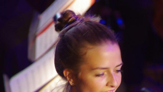 Milena Greubel übersetzte die Texte in Gebärdensprache. Foto: Klaus Werner