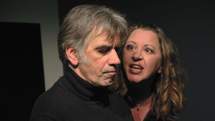 Ingo Pfeiffer und Sandra Lava spielen eine Szene von "Wer hat Angst vor Virginia Woolf?” Foto: Sebastian Worch