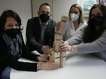 Wollen eine starke Gemeinschaft an der Mittelschule Bad Br&uuml;ckenau bauen: die Schulsozialarbeiterinnen Henriette Dinkel (links), Carolin Reinhardt (rechts) und Aleksandra Useini sowie Schulleiter Michael Heyne. Foto: Steffen Standke