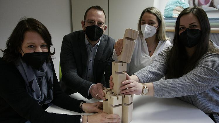 Wollen eine starke Gemeinschaft an der Mittelschule Bad Br&uuml;ckenau bauen: die Schulsozialarbeiterinnen Henriette Dinkel (links), Carolin Reinhardt (rechts) und Aleksandra Useini sowie Schulleiter Michael Heyne. Foto: Steffen Standke