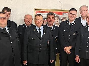 Neuer Stellvertretender Kommandant Tim Gittelbauer, dahinter neuer Erster Kommandant Harald Ruhmann, Kassier Walter Winkelmann, Erster Vorsitzender Erwin Schmidt, Zweiter Vorsitzender Michael Winkelmann, Aktivenvertreter Dominic John, Bürgermeiste...