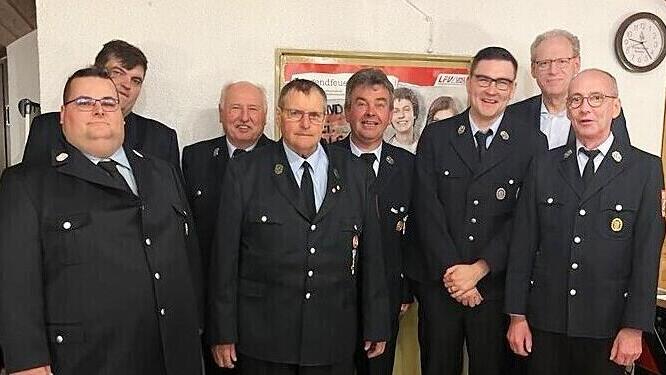 Neuer Stellvertretender Kommandant Tim Gittelbauer, dahinter neuer Erster Kommandant Harald Ruhmann, Kassier Walter Winkelmann, Erster Vorsitzender Erwin Schmidt, Zweiter Vorsitzender Michael Winkelmann, Aktivenvertreter Dominic John, Bürgermeiste...