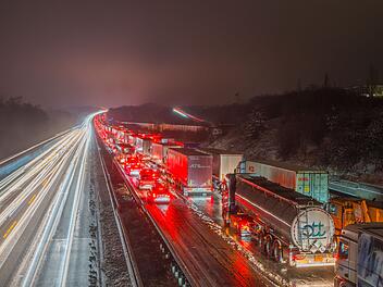 Verkehrsstau nach Wintereinbruch in Hessen