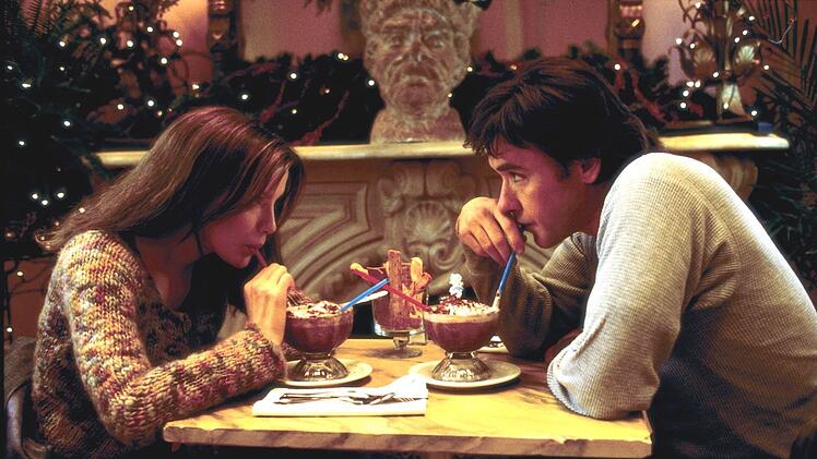 "Weil es dich gibt" (2001), die romantische Kom&ouml;die mit Kate Beckinsale, entwickelte sich zum modernen Weihnachtsklassiker. Bis heute geh&ouml;rt sie zu den beliebtesten Filmen von John Cusack.