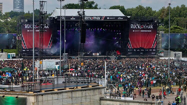 "Shinedown" heizt den 70.000 Zuschauern ein.