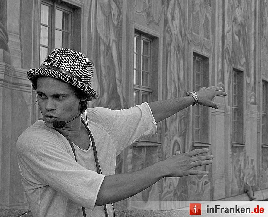 Tobias Grün ist ein Zauber-Clown: Jung, frech, lustig, interaktiv, improvisiert und für Groß und Klein.