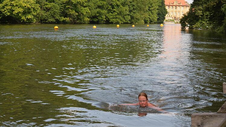 Schwimmerin am Hainbad. Die Bojenkette trennt Schwimmer von Ruderern.
