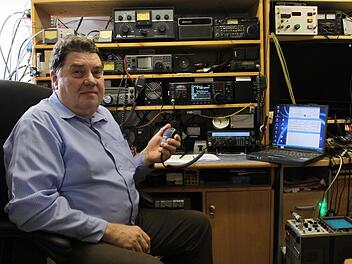 Joachim Zinn hat 25 Jahre als Sendeingenieur beim Hessischen Rundfunk gearbeitet. Nun geht er seinem Hobby in der Freizeit nach. Foto: Ulrike Müller