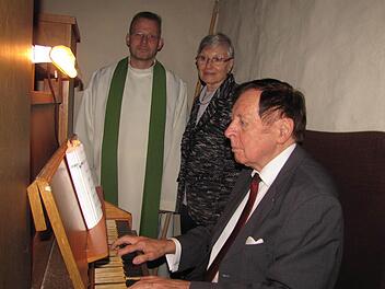 Flink gleiten Walter Dorns Finger über das Manual. Marie-Luise Plack vom Kirchenvorstand und Pfarrer Hans-Jürgen Pöschl freuen sich über die treuen Dienste des Coburger Kirchen- und Jazzmusikers - und das seit 50 Jahren. Foto: Martin Koch