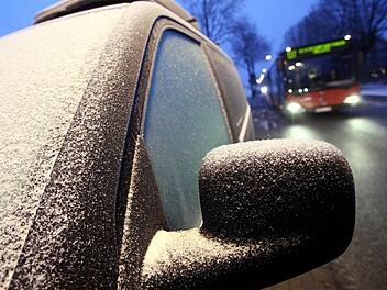 Nasskalt, glatte Stra&szlig;en und sogar etwas Schnee - auf diesen Wettermix m&uuml;ssen wir uns in den kommenden Tagen einstellen. Foto: Bodo Marks/dpa