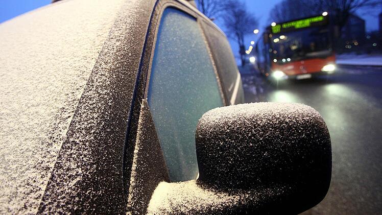 Nasskalt, glatte Stra&szlig;en und sogar etwas Schnee - auf diesen Wettermix m&uuml;ssen wir uns in den kommenden Tagen einstellen. Foto: Bodo Marks/dpa