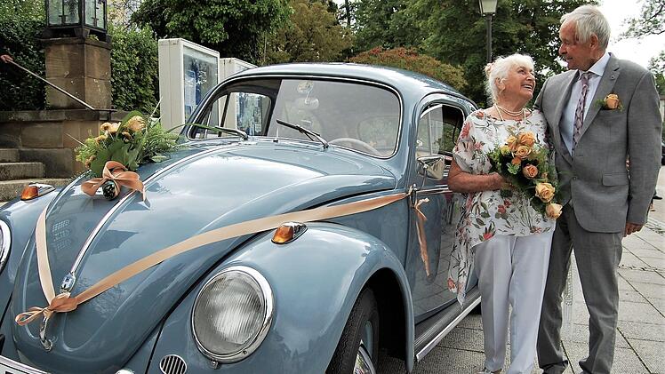 Das diamantene Hochzeitspaar Erika und Peter Borck vor ihrem ersten selbst finanzierten VW Käfer aus dem Jahr 1959. Foto: Sigismund von Dobschütz
