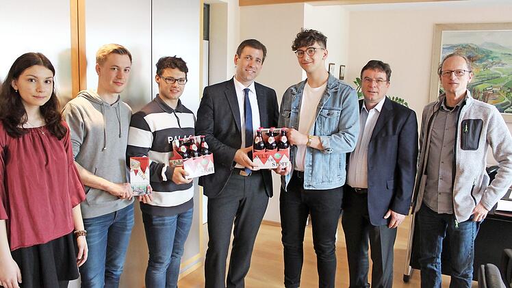 Die Schüler und Lehrer präsentieren dem Landrat ihr Werk. Fotos: LRA