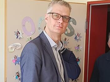 Amtsinhaber Uwe Kirschstein (SPD) beim Urnengang am Sonntagmorgen in Buckenhofen.  Foto:privat