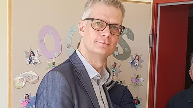 Amtsinhaber Uwe Kirschstein (SPD) beim Urnengang am Sonntagmorgen in Buckenhofen.  Foto:privat