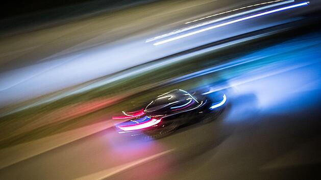 Am Samstagabend passierte bei Haundorf ein Unfall. Dabei verlor ein junger Mann sein Leben. Die Polizei geht nun dem Verdacht nach, dass er an einem illegalen Autorennen teilgenommen hat.