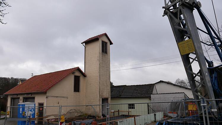 Das Fridritter Feuerwehrger&auml;tehaus wird erweitert. Die neue Bodenplatte wurde bereits erstellt. Foto: Heike Beudert