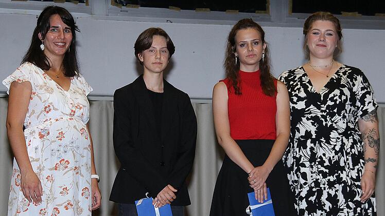 Für ihr soziales Engagement wurde die Zehntklässlerin Anika Enders (2. Von links) geehrt. Das beste Abschlusszeugnis hat Enid Habermann. (3. von links).  Flankiert werden sie von ihren Lehrerinnen Julia Schmitt (links) und Johanna Speth (rechts). ...