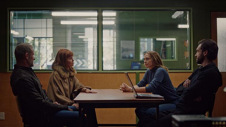 Das Auto, in dem der junge Mann in den Canyon stürzte, gehörte dem Unternehmer Sebastian van Heusen (Mike Edward, links) und dessen Frau Marijke (Nathalie Boltt, zweite von links). Anais (Chelsie Preston Crayford) und ihr Kollege Simon (Matt Whelan) möchten herausfinden, ob das Auto wirklich gestohlen wurde.