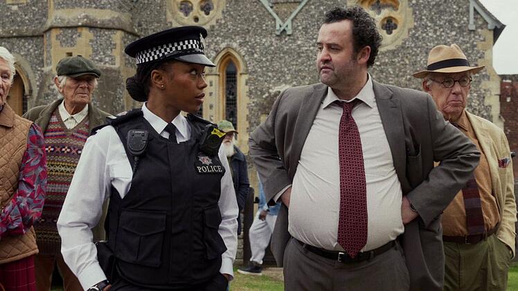 Donna (Naomi Ackie) und ihr Partner Chris (Daniel Mays) ermitteln in dem Mordfall im Seniorendorf Coopers Chase. Dabei kommen ihnen immer wieder die Mitglieder des "Thursday Murder Club" in die Quere.