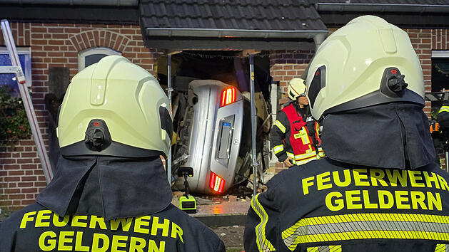 NRW: Junger Mann bleibt mit Auto in Hausflur stecken