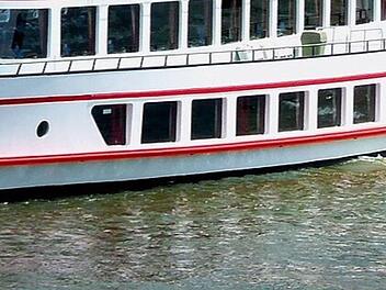 Knetzgau: Schiff rammt Fu&szlig;g&auml;ngerbr&uuml;cke - Steuerhaus komplett zerst&ouml;rt