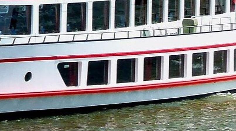 Knetzgau: Schiff rammt Fu&szlig;g&auml;ngerbr&uuml;cke - Steuerhaus komplett zerst&ouml;rt