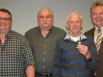 Ehrungen gab es beim TTC Au für 40-jährige Vereinszugehörigkeit für Erwin Käferlein und Gerhard Stengel (2. und 3. v.l.). Mit im Bild Vorsitzender Thomas Feick (links) und Bürgermeister Herbert Schneider. Foto: Hans Franz