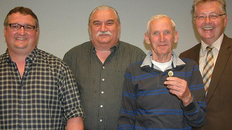 Ehrungen gab es beim TTC Au für 40-jährige Vereinszugehörigkeit für Erwin Käferlein und Gerhard Stengel (2. und 3. v.l.). Mit im Bild Vorsitzender Thomas Feick (links) und Bürgermeister Herbert Schneider. Foto: Hans Franz