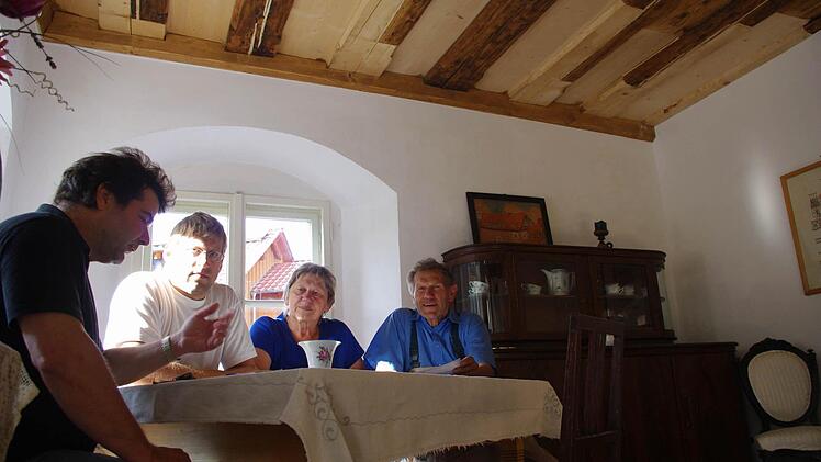 Nach der gelungenen Außensanierung der Rothmühle beratschlagen die Bohls (von rechts Gerhard, Gerda und Michael) mit Restaurator Uwe Franke, wie die vielen Räume sinnvoll genutzt werden können.