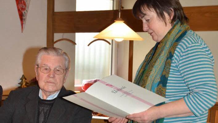 Sichtlich gerührt nahm Altbürgermeister und Ehrenbürger des Marktes Pressig, Josef Wich, die Auszeichnung mit der roten Ehrennadel der KAB entgegen. Diözesansekretärin Maria Gerstner verlas die Ehrenurkunde.   Foto: Karl-Heinz Hofmann