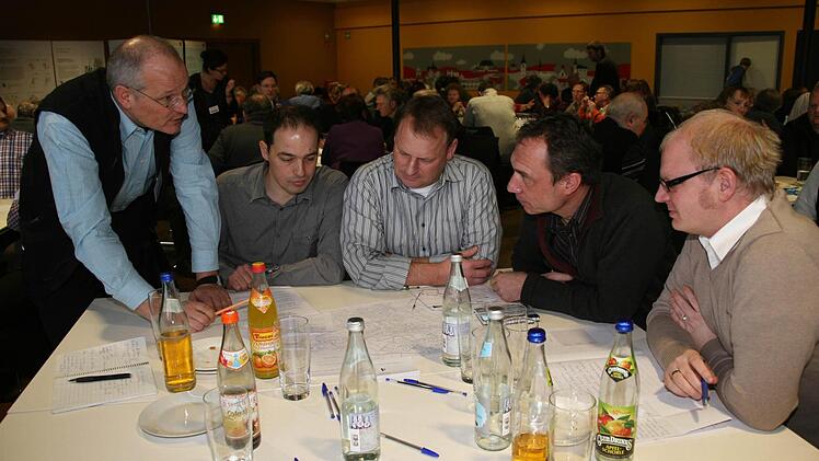 Werner Heckelsmüller (stehend) am Tisch bei Bürgern, die sich überlegen, was für ihren Ort wichtig wäre: (v. l.) Martin Pöhlmann, Stefan Albert, Bernhard Ruderich und Marktgemeinderat Stefan Rickert. Foto: Sylvia Hubele