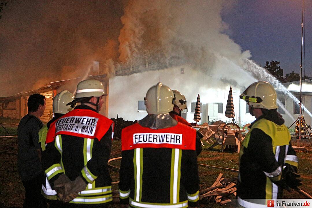 Grossbrand nach Explosion auf Indoor-Kartbahn Foto: News5/Herse