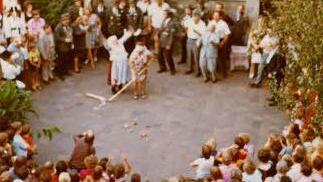 1975: Hahnenschlag vor der Elisabethenkirche Foto: Archiv Bürgerverein 4. Distrikt