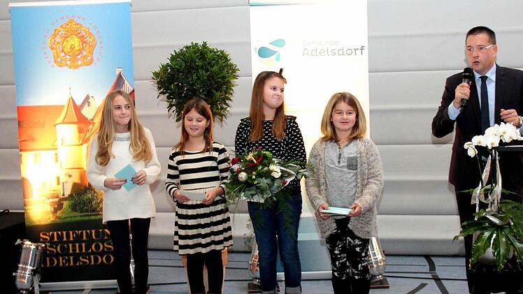 Dank an Christkind Hannah (Zweite von rechts) und seine Begleiterinnen