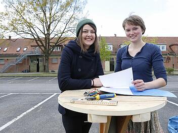 Anja Lubosch (links) und Renate Schlipf sind zwei Organisatorinnen aus einem 30-köpfigen Team, das gerade auf Hochtouren daran arbeitet, die Lagarde-Kaserne für ein mehrtägiges Festival Ende Mai zu gestalten.  Foto: Matthias Hoch