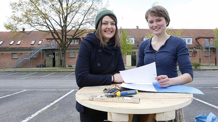 Anja Lubosch (links) und Renate Schlipf sind zwei Organisatorinnen aus einem 30-köpfigen Team, das gerade auf Hochtouren daran arbeitet, die Lagarde-Kaserne für ein mehrtägiges Festival Ende Mai zu gestalten.  Foto: Matthias Hoch