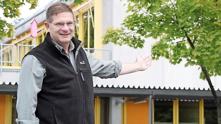 Der Leiter der Mittelschule Altenkunstadt, Manfred Heinbuch, hei&szlig;t alle Sch&uuml;ler willkommen. F&uuml;r das n&auml;chste Schuljahr rechnet er mit um die 300 Sch&uuml;ler, das w&auml;ren ein paar weniger als in diesem Schuljahr. Foto: Stephan St&ouml;ckel