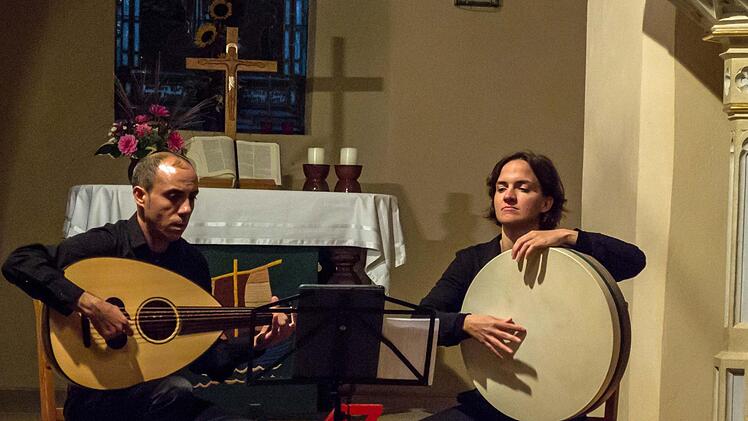 Der Lautenvirtuose Nehad el Sayed und die Perkussionistin Nora Thiele begeisterten bei ihrem Konzert in der Johanneskirche Elsa.Foto: Jochen Berger