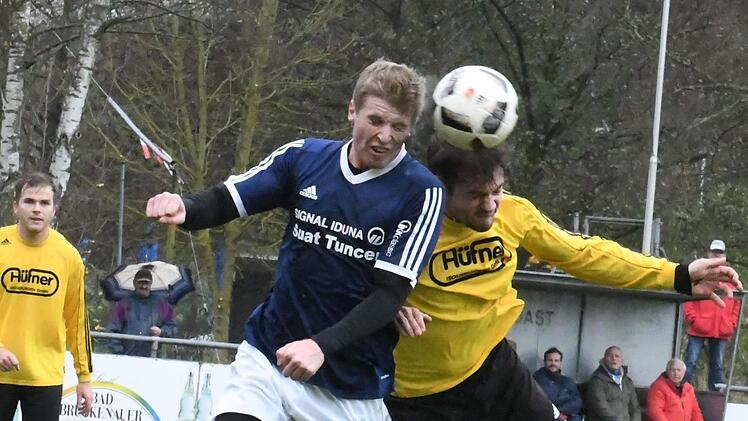 Mit Wucht und Leidenschaft gehen Thulbas Maximilian Gah (rechts) und der Gochsheimer Moritz Pfister in dieses Kopfballduell.Hopf
