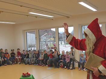 Der Nikolaus besuchte auf Einladung der Bayerischen Rundschau die Evangelische Kindertagesstätte Abenteuerland in Neuenmarkt. Foto: Jürgen Gärtner