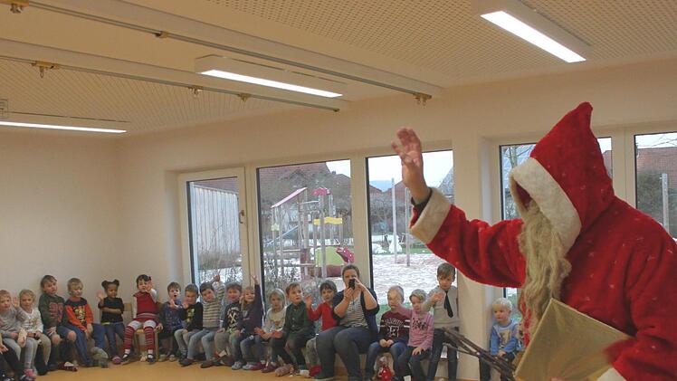 Der Nikolaus besuchte auf Einladung der Bayerischen Rundschau die Evangelische Kindertagesstätte Abenteuerland in Neuenmarkt. Foto: Jürgen Gärtner